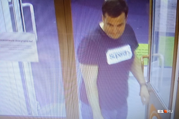 Мужчина как минимум дважды заходил в магазин, чтобы вынести алкоголь Мужчина как минимум дважды заходил в магазин, чтобы вынести алкоголь