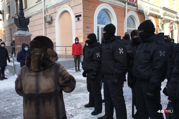На несанкционированное шествие в Кургане пришли сотни человек На несанкционированное шествие в Кургане пришли сотни человек