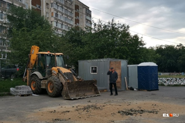 В сквер уже пригнали технику В сквер уже пригнали технику