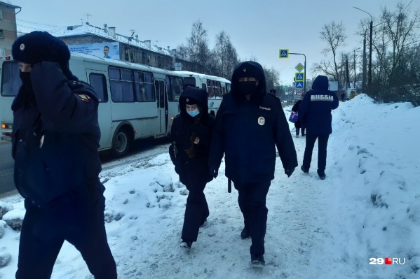 По подсчетам журналиста 29.RU, в автозаке полиции находится уже около шести человек По подсчетам журналиста 29.RU, в автозаке полиции находится уже около шести человек