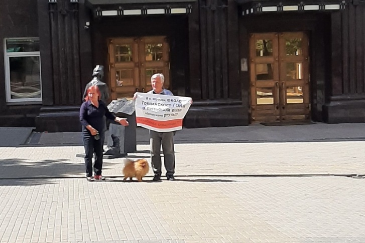 Пикет провели в выходной, 22 мая, под окнами Законодательного собрания Челябинской области Пикет провели в выходной, 22 мая, под окнами Законодательного собрания Челябинской области