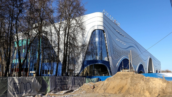 Рабочий упал с третьего этажа строящегося аквапарка на проспекте Гагарина