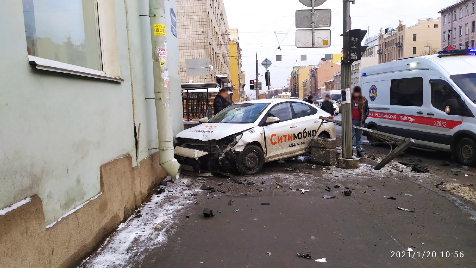 BMW отправил такси в аптеку на углу Лиговского и Курской. Очевидцы пишут о пострадавшем пешеходе