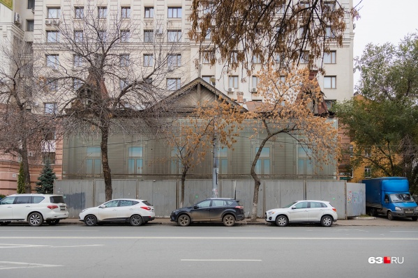 Пока что плачевное состояние дома пытаются скрыть драпировкой Пока что плачевное состояние дома пытаются скрыть драпировкой