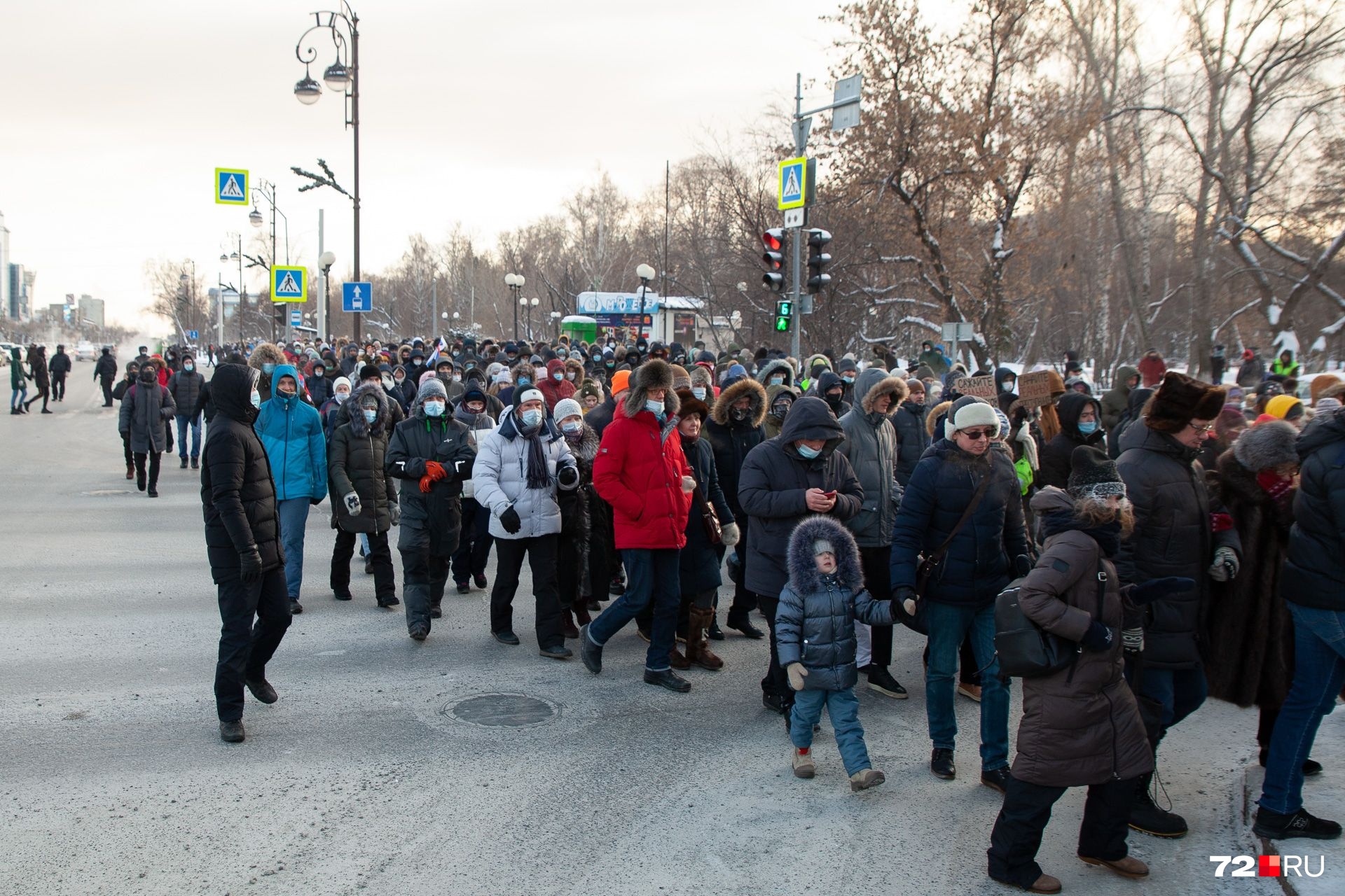 Дорожное движение люди не перекрывали, переходили на зеленый свет Дорожное движение люди не перекрывали, переходили на зеленый свет 