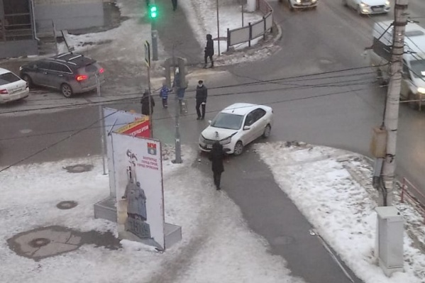 Легковушка с номерами Дагестана вылетела на тротуар напротив ТЮЗа Легковушка с номерами Дагестана вылетела на тротуар напротив ТЮЗа