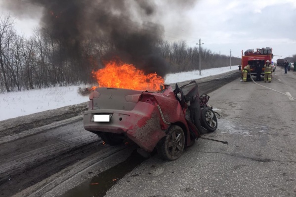 От удара легковой автомобиль загорелся От удара легковой автомобиль загорелся