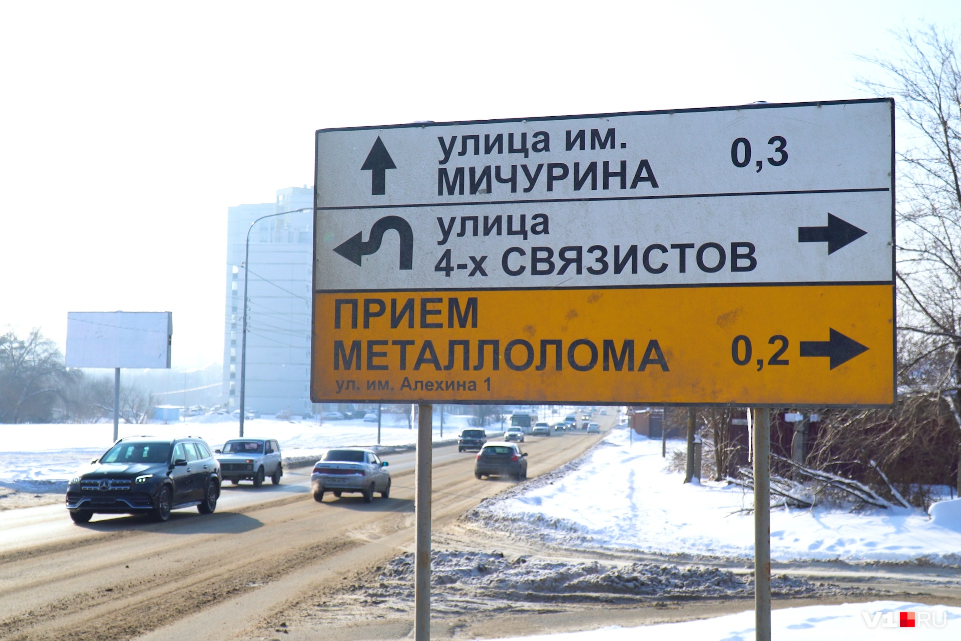 Из всех знаков перед перекрестком — только название улиц и рекламный щит Из всех знаков перед перекрестком — только название улиц и рекламный щит