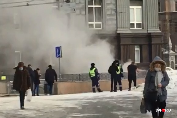 К месту пожара приехали две бригады скорой и четыре машины МЧС К месту пожара приехали две бригады скорой и четыре машины МЧС
