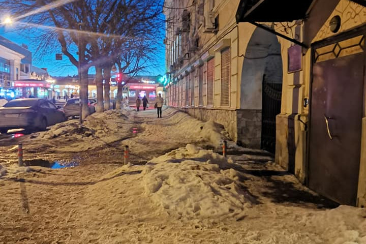 По словам Александра, днем куски снега тают, а вечером превращаются в каток По словам Александра, днем куски снега тают, а вечером превращаются в каток