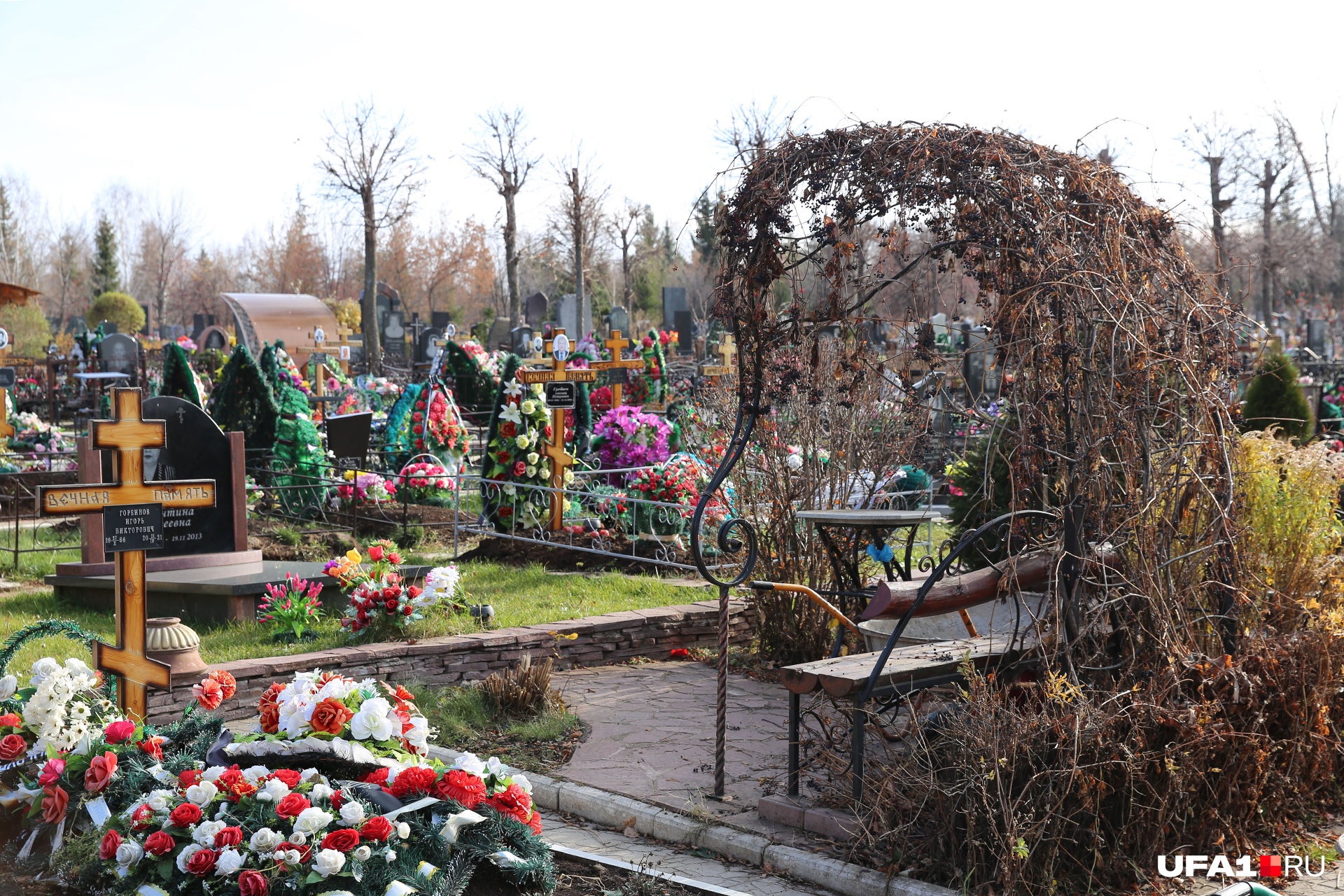 сонник собираться на кладбище. застолье на кладбище на пасху. кладбища растут. кладбищенские конфеты. поминки на кладбище.