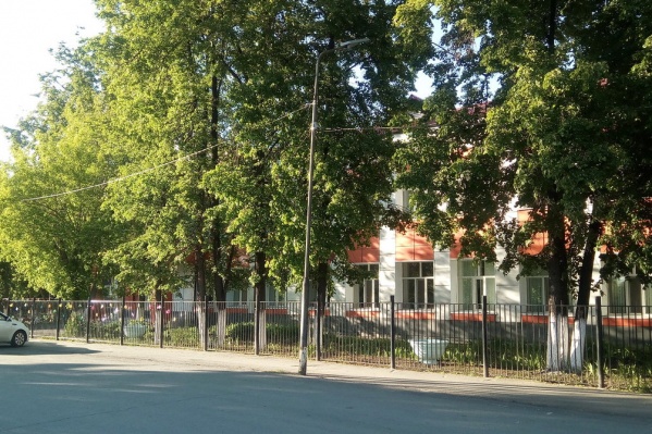 Пока решается вопрос о строительстве нового здания, этот корпус поддерживают ремонтом Пока решается вопрос о строительстве нового здания, этот корпус поддерживают ремонтом