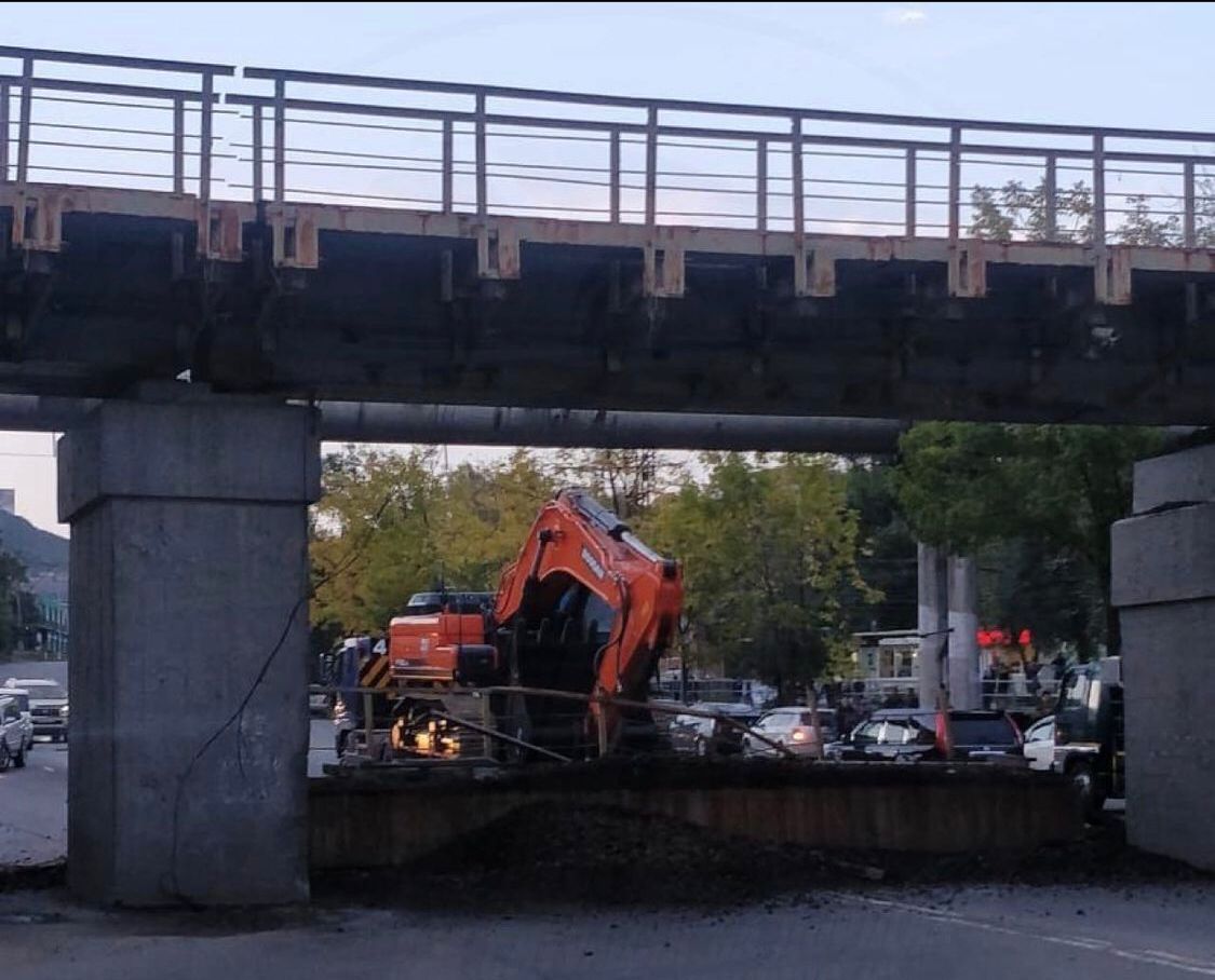 Какой мост разрушился. Рудневском мосту во Владивостоке. Мост на Луговой Владивосток. Владивосток рухнул мост 2021 лето. Обрушение моста во Владивостоке.