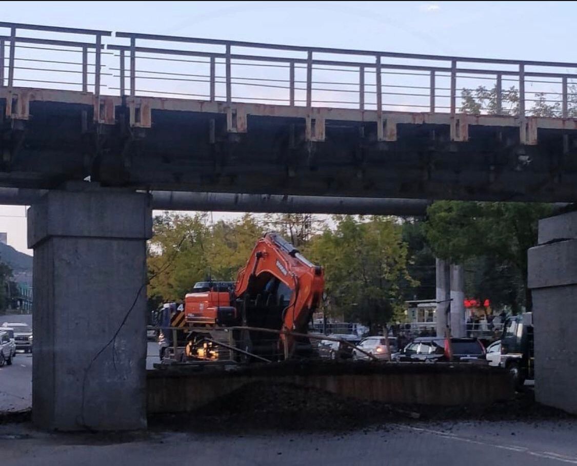 Новости владивостока сегодня последние свежие события. Владивосток Луговая ЖД мост. Обрушение ЖД моста во Владивостоке. Повреждение моста. Повреждение ЖД моста.