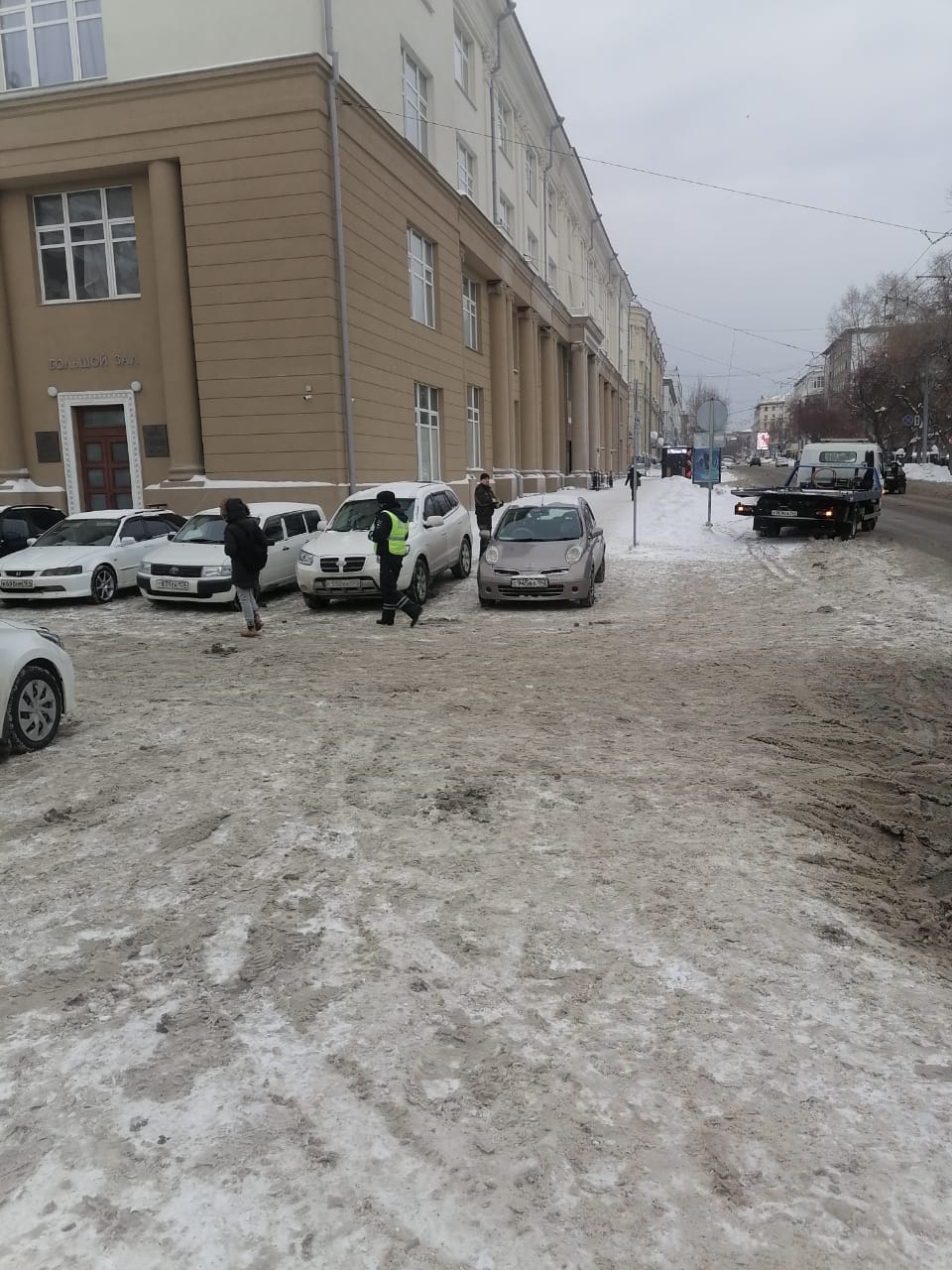 Эвакуатор готовится увозить машины Эвакуатор готовится увозить машины