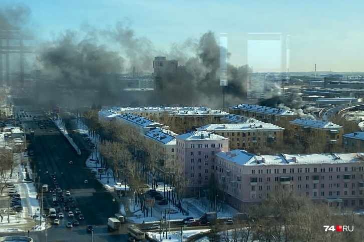 Черный дым виден с проспекта Ленина