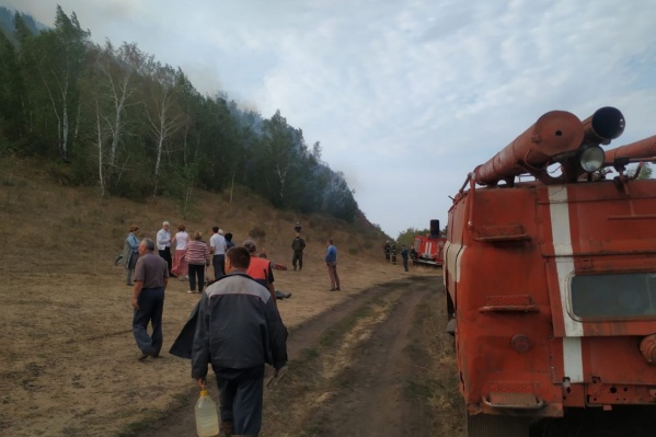 На место происшествия выехали пожарные и волонтеры На место происшествия выехали пожарные и волонтеры