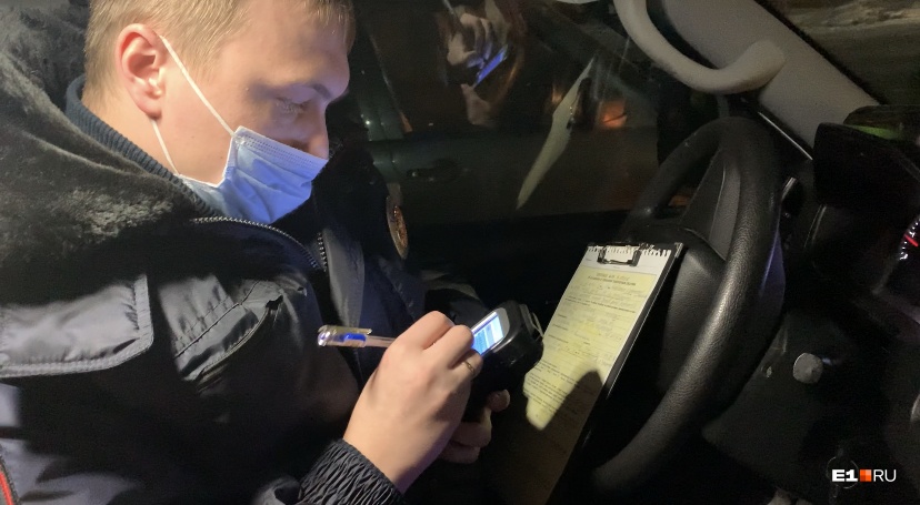 На Урале полицейские задержали 43-летнего водителя, который пытался дать взятку инспектору ДПС