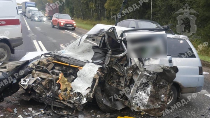 В Ярославской области столкнулись грузовик и две легковушки: погиб водитель
