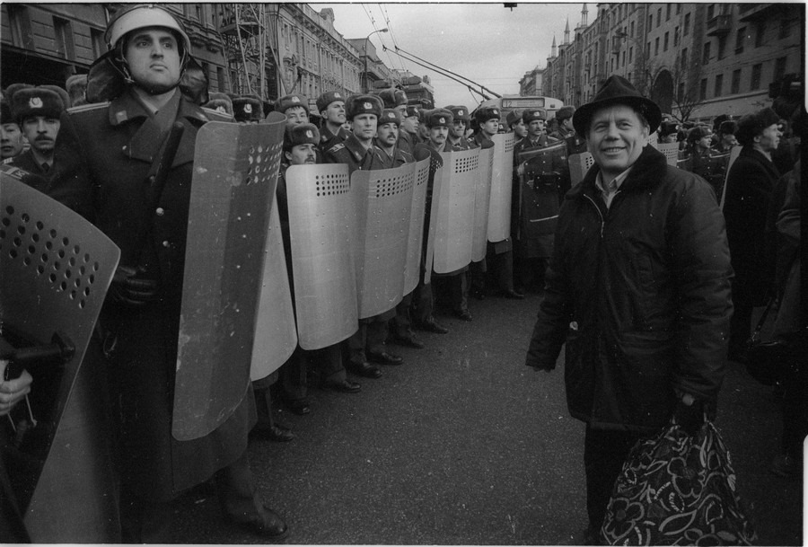 До поры до времени ОМОН на постсоветских митингах никого не пугал