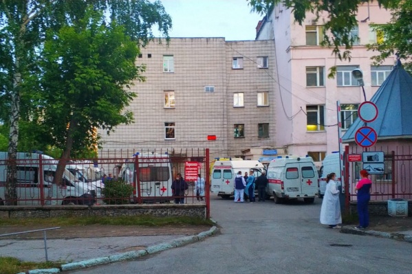 У входа в приемный покой скопились больше 10 машин У входа в приемный покой скопились больше 10 машин