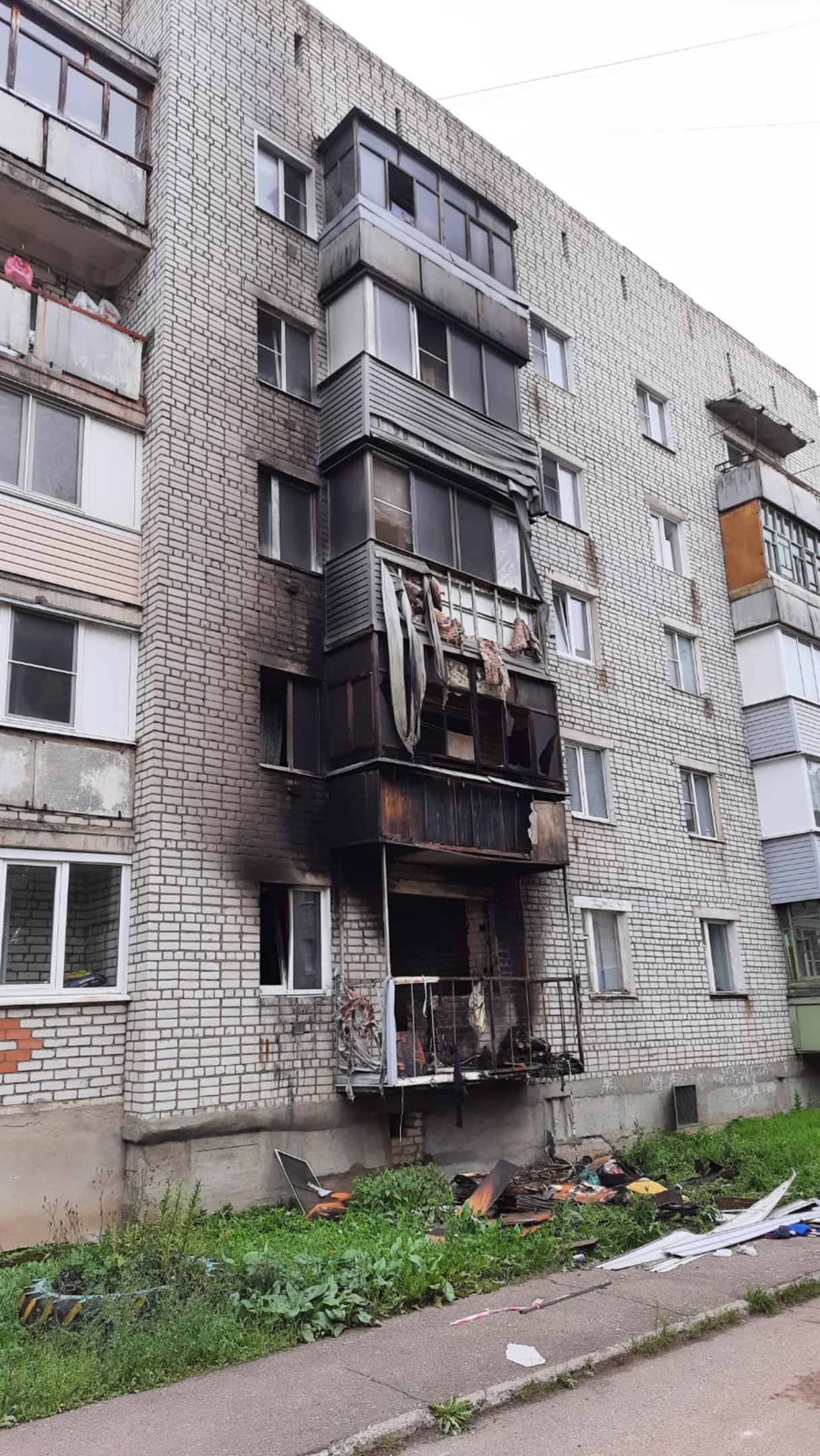 Во время взрыва отлетел балкон на первом этаже Во время взрыва отлетел балкон на первом этаже