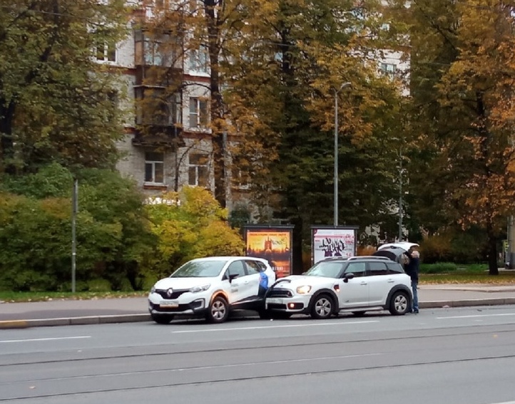 Почти лето на дорогах Петербурга. На Энгельса каршеринг попал в ДТП без участия водителя