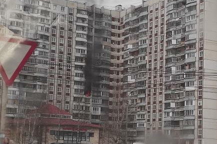 Несколько этажей в дыму: в Брагино загорелась многоэтажка. Видео