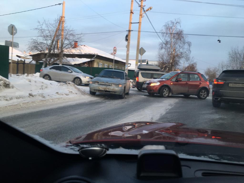 В Екатеринбурге на «проклятом» перекрестке, где постоянно бьются машины, снова произошло ДТП