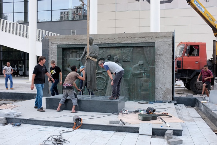 Рабочие установили скульптуру на постамент