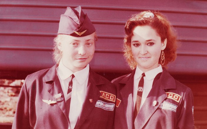 Светлана (слева на фото) с подругой во время работы проводником в студотряде. 1990-е годы Светлана (слева на фото) с подругой во время работы проводником в студотряде. 1990-е годы