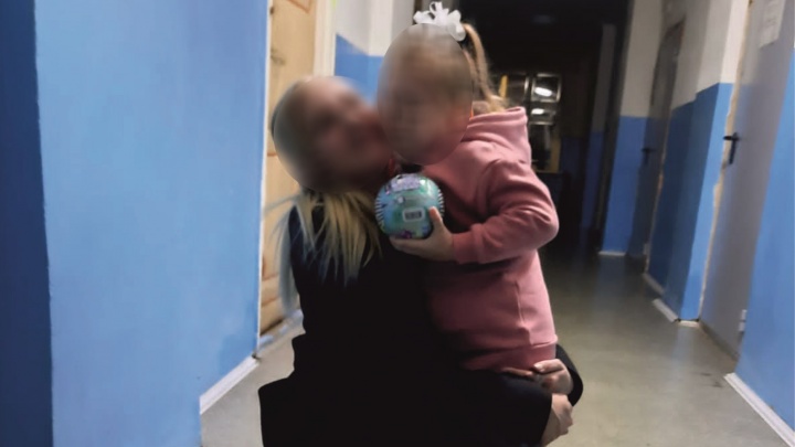 На Урале приставы после двух попыток вернули женщине маленькую дочь, которую прятал отец