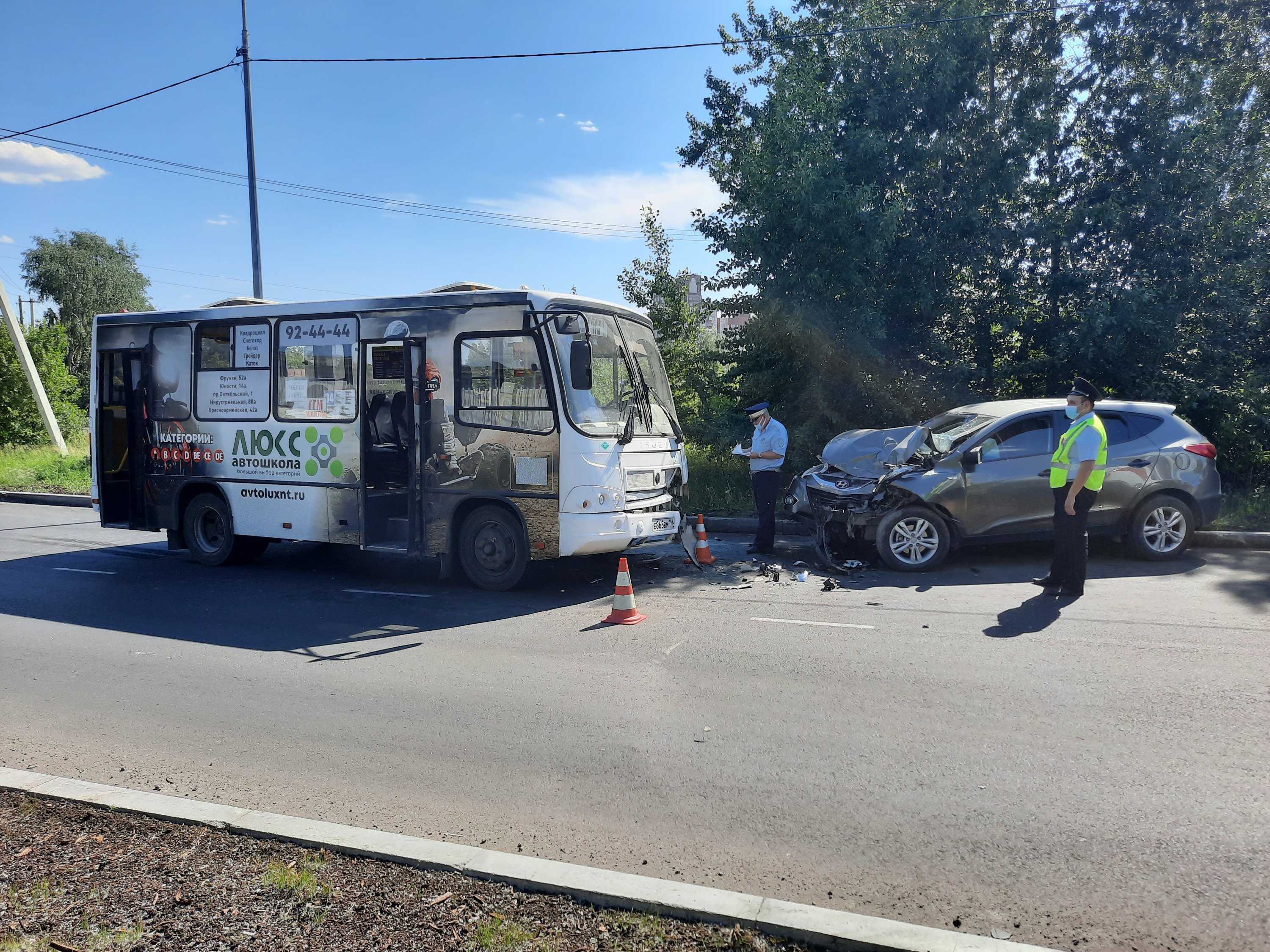 На Урале женщина протаранила пассажирский автобус на дороге с односторонним движением