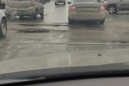 Автомобили подскакивают на огромных ямах Автомобили подскакивают на огромных ямах