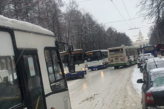 Троллейбусы и автобусы скользят на городских дорогах Троллейбусы и автобусы скользят на городских дорогах