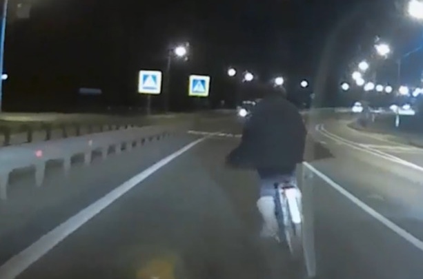 За десять секунд до смерти велосипедиста: в Сети появилось новое видео с места ДТП на М-8