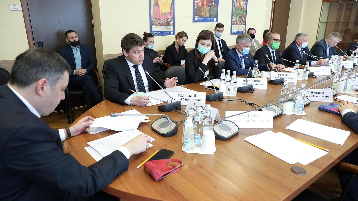 Боярский (на фото по центру, без маски) был в числе депутатов, поддержавших закон, обязывающий соцсети самим выявлять и удалять запрещенный контент