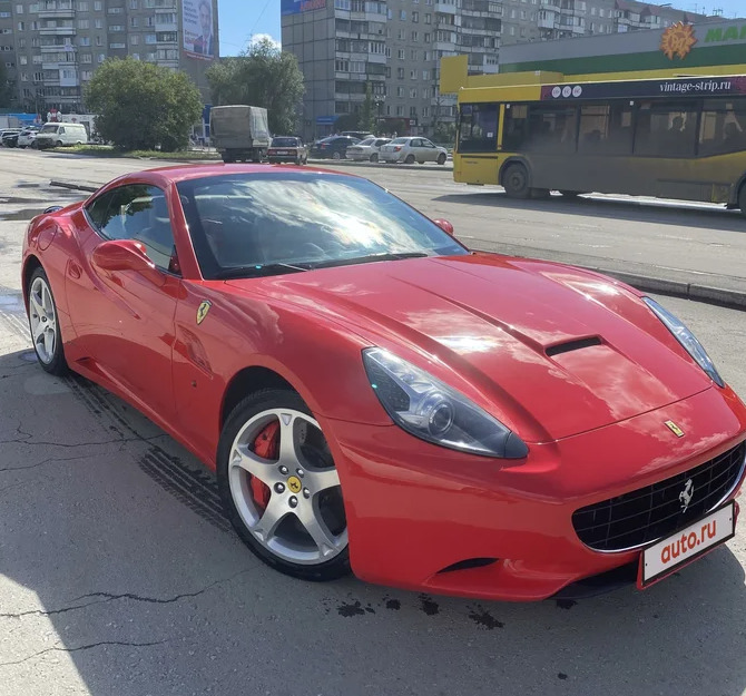 Кабриолет Ferrari California для прогулок Кабриолет Ferrari California для прогулок