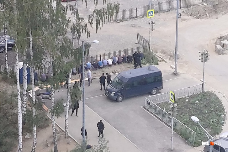 Во двор приехали люди с автоматами Во двор приехали люди с автоматами