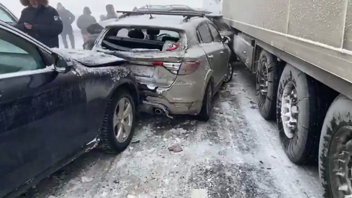 На Челябинском тракте произошло массовое ДТП: столкнулось 20 машин