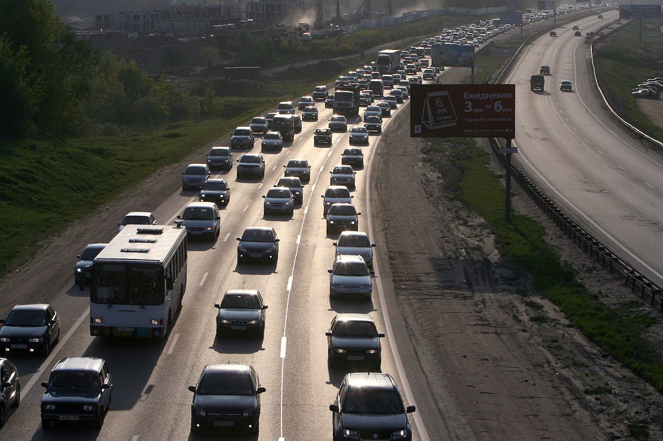 «Люди в соседних машинах сознание теряли»: в пробках на въезд в Петербург стоят по часу-полтора