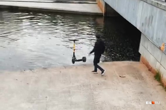 Хулиганское видео, на котором южанин бросил два электросамоката в Исеть, собрало несколько сотен тысяч просмотров Хулиганское видео, на котором южанин бросил два электросамоката в Исеть, собрало несколько сотен тысяч просмотров