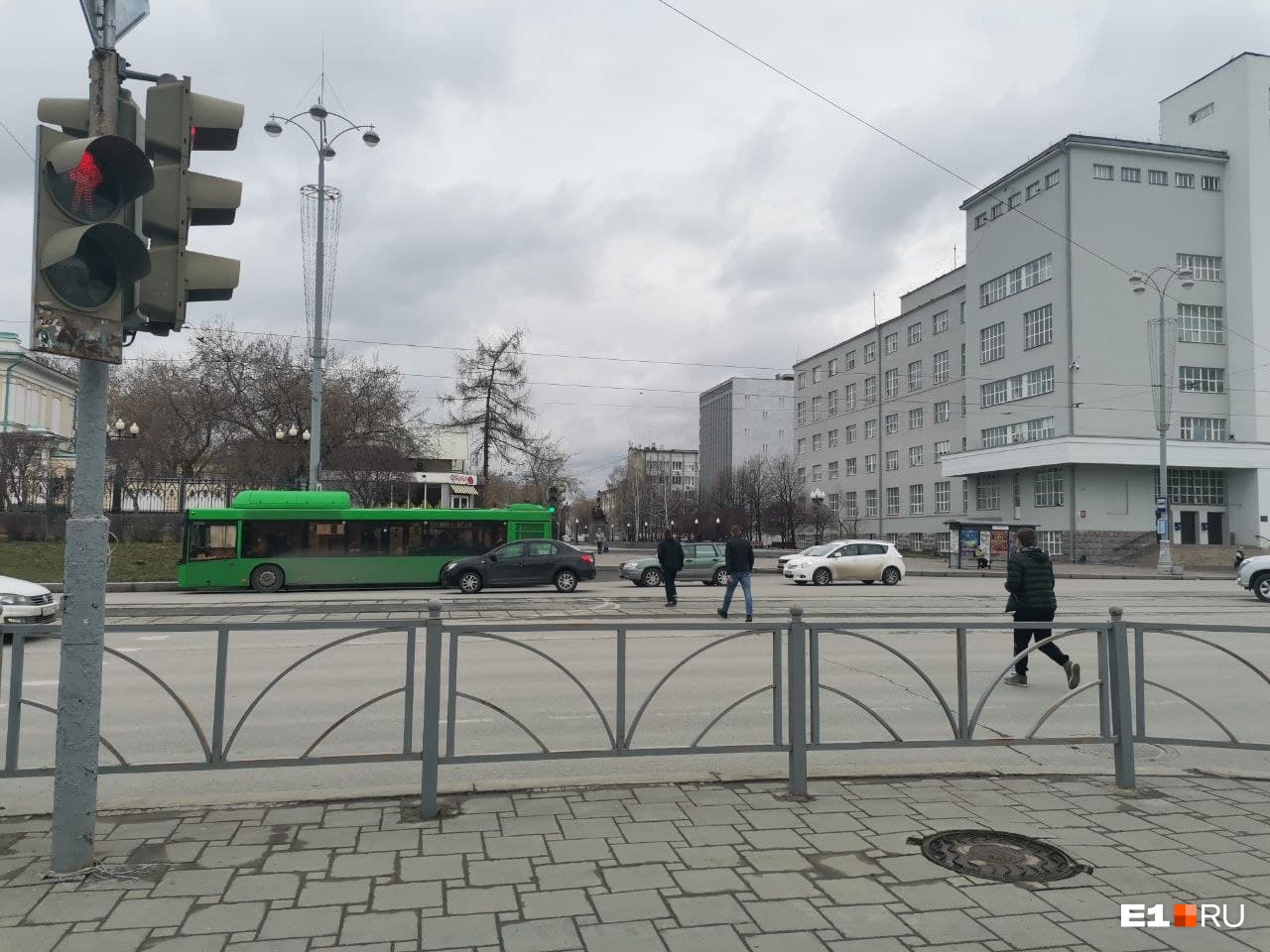 На проспекте Ленина сделают переход на перекрестке, который оградили страшным забором