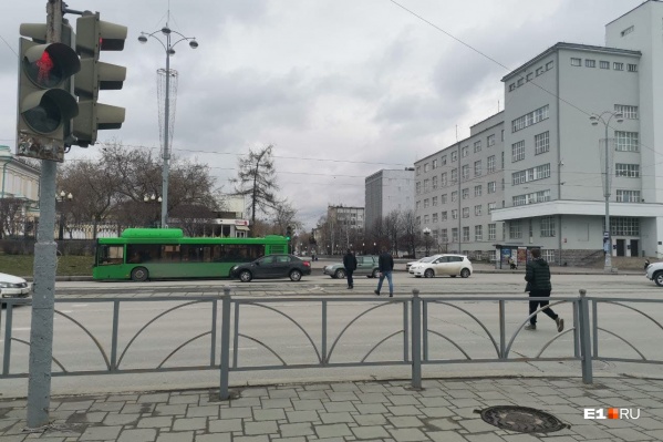 Мэрия поставила забор, но пешеходы все равно переходят дорогу здесь Мэрия поставила забор, но пешеходы все равно переходят дорогу здесь
