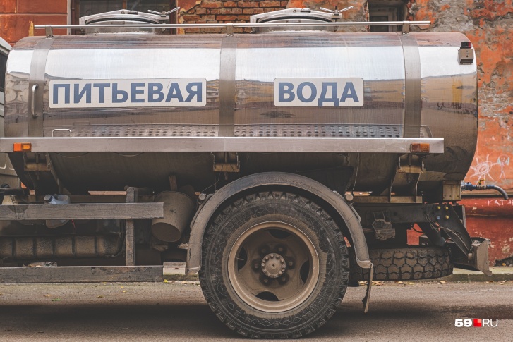 Жители районов, где есть трудности с водоснабжением, могут набрать воду в автоцистернах Жители районов, где есть трудности с водоснабжением, могут набрать воду в автоцистернах