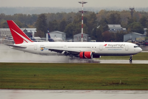 Пассажиры Royal Flight ждут вылета в Анталью с 4 часов утра Пассажиры Royal Flight ждут вылета в Анталью с 4 часов утра