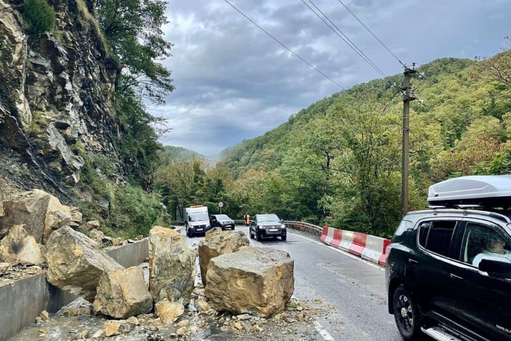 Камни упали в микрорайоне Головинка Камни упали в микрорайоне Головинка
