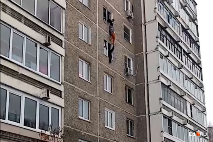 Очевидцы снимали происходящее, стоя внизу Очевидцы снимали происходящее, стоя внизу