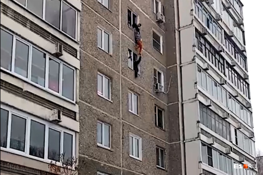 В Екатеринбурге спасли 95-летнюю старушку, которая повисла на подоконнике шестого этажа
