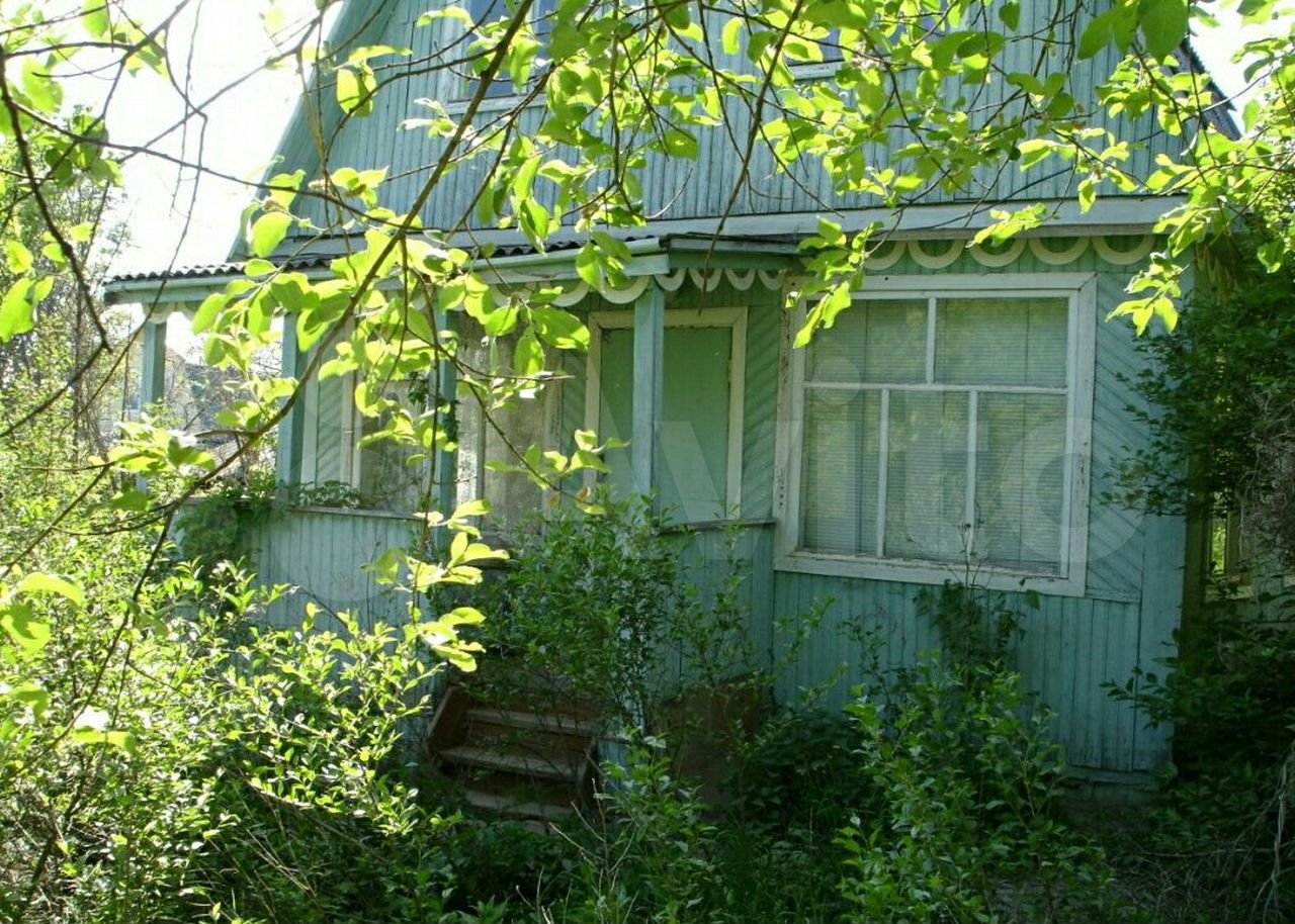 Домик стоит на большом участке Домик стоит на большом участке